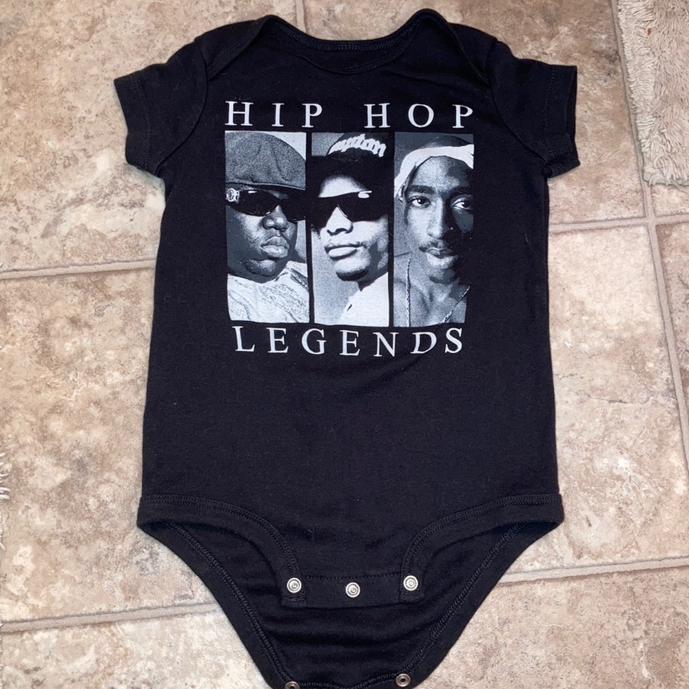 18month onsie 🖤 Runs big!